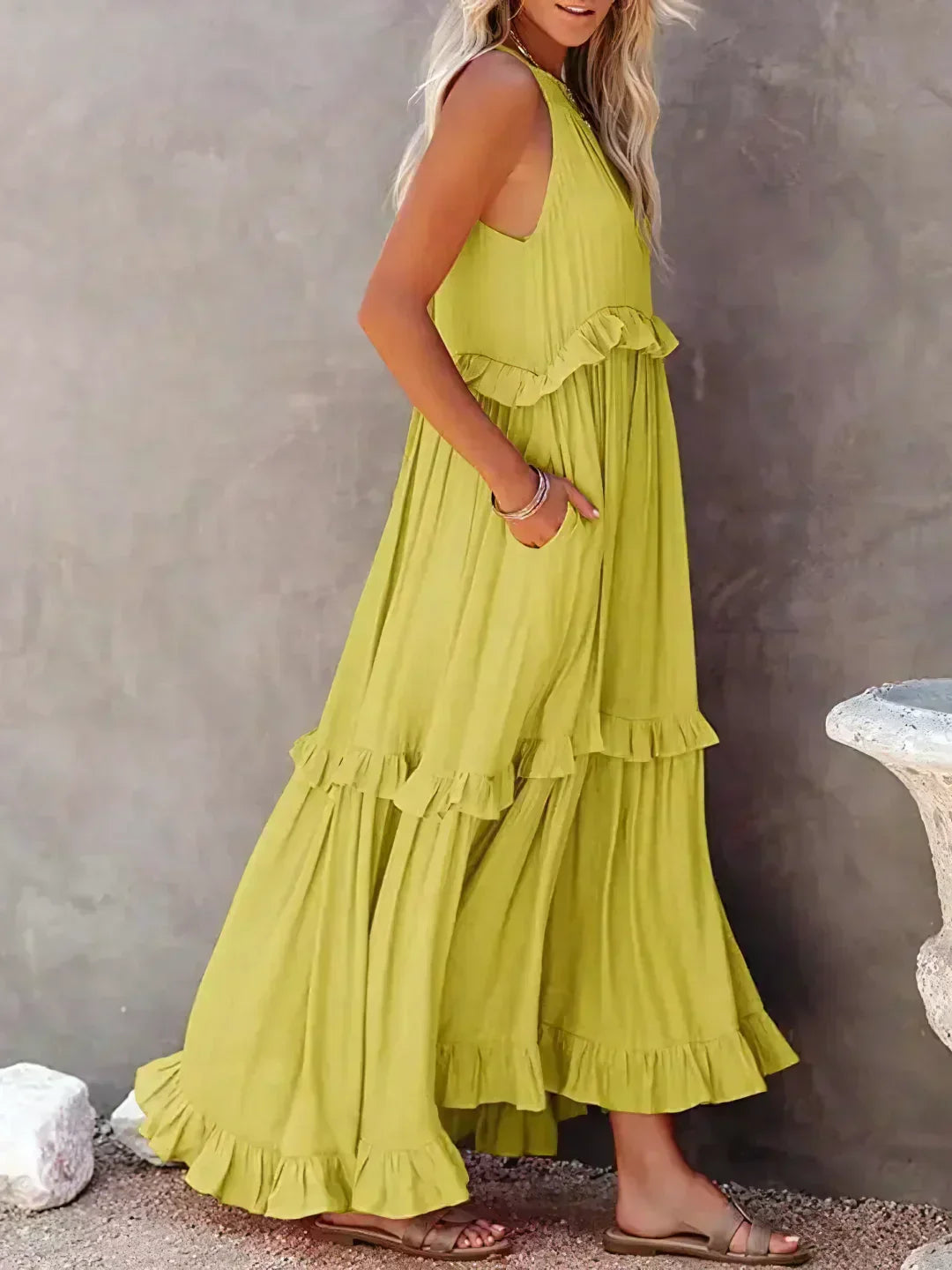 Elavita - Ilona - Halterneck dress with ruffles and pockets