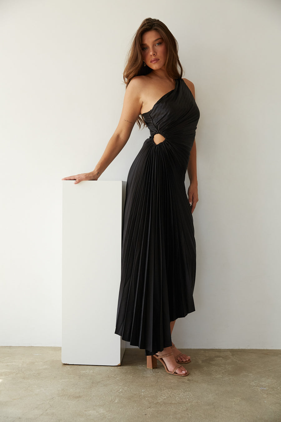 Elavita - Adiana - One-Shoulder Pleated Midi Dress
